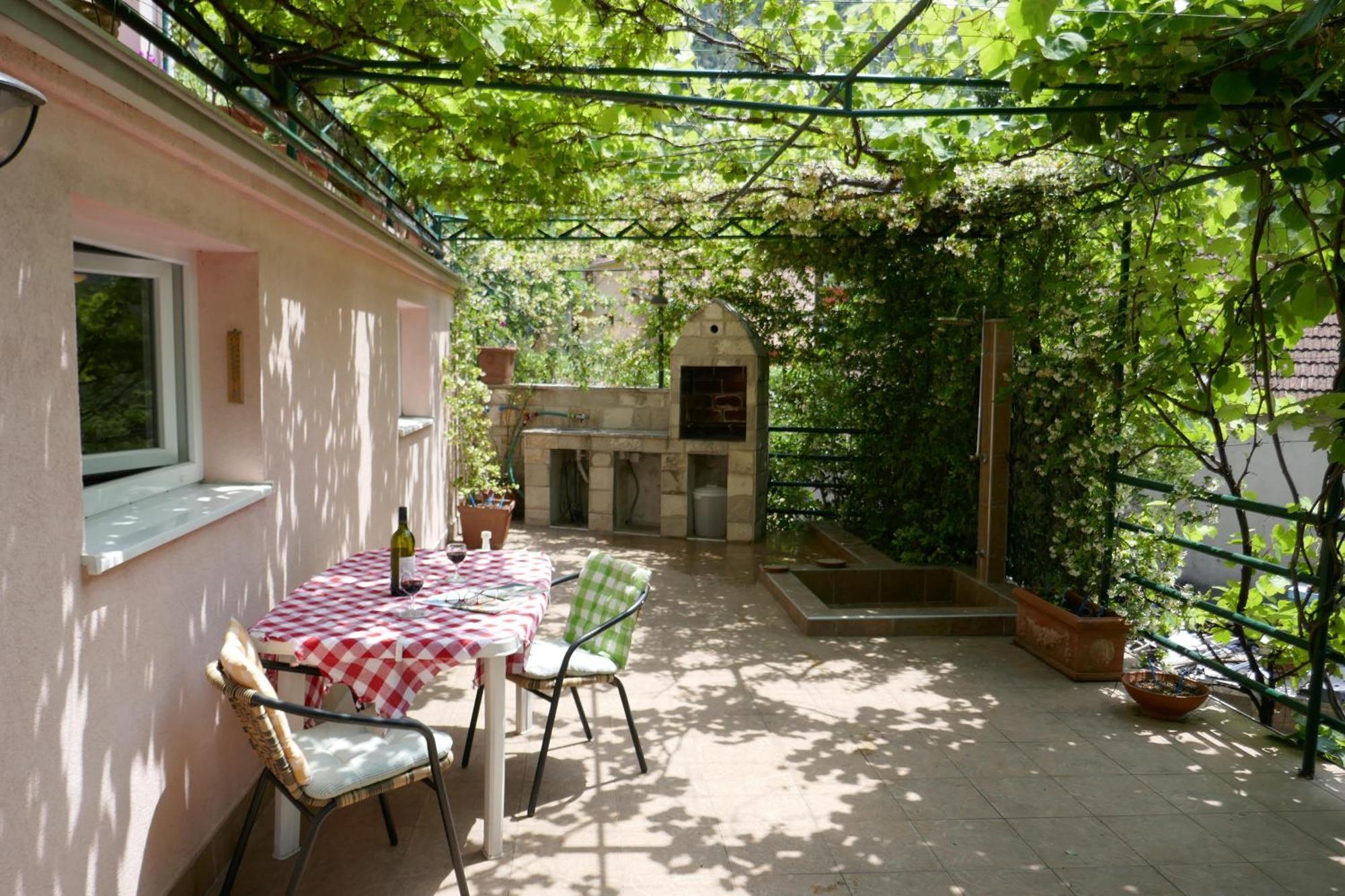 Ecohouse Risan Studio エクステリア 写真
